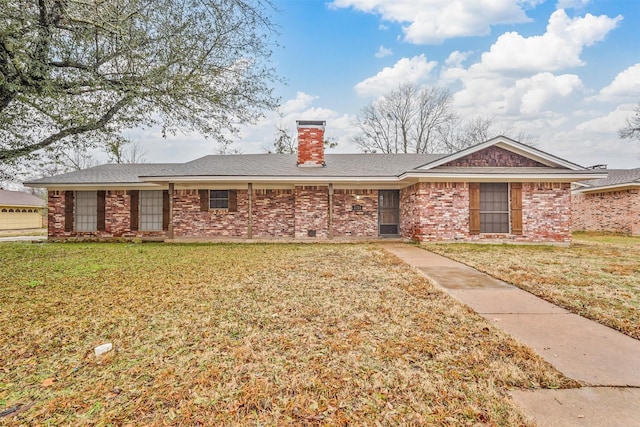 ranch-style home featuring a front lawn