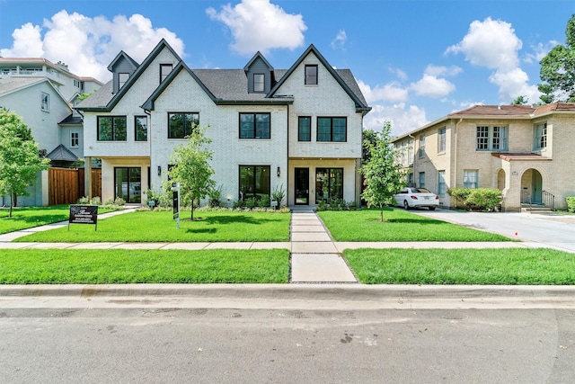 view of front of house featuring a front lawn