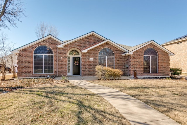 view of front of house featuring a front lawn