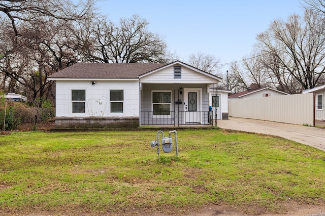 view of front facade featuring a front yard and a porch