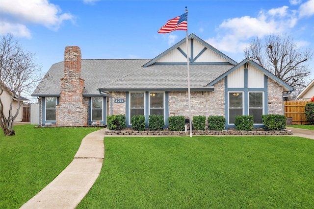 view of front of property featuring a front yard