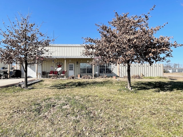 view of front of house with a front lawn