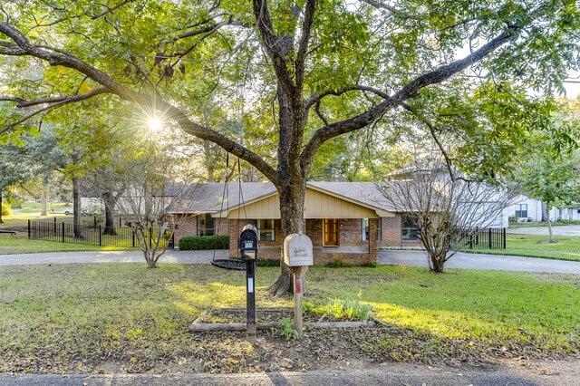 single story home with a front yard