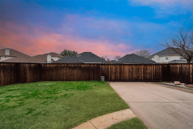 view of yard at dusk