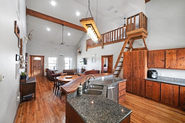 kitchen featuring sink, stainless steel dishwasher, an island with sink, and ceiling fan