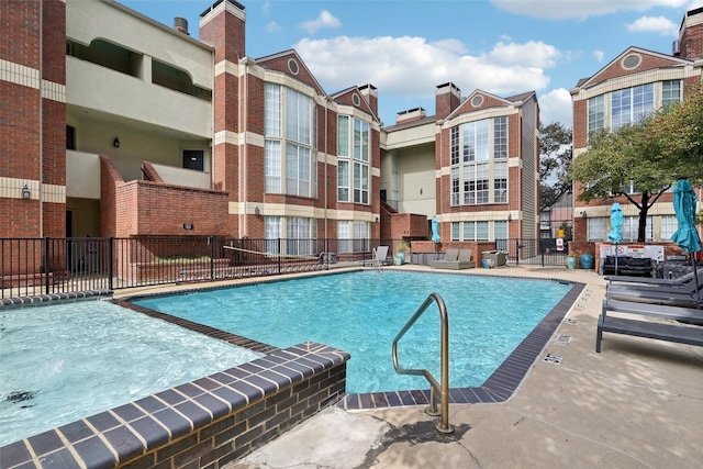 view of swimming pool