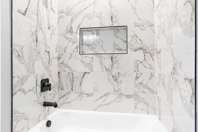 bathroom featuring tiled shower / bath combo