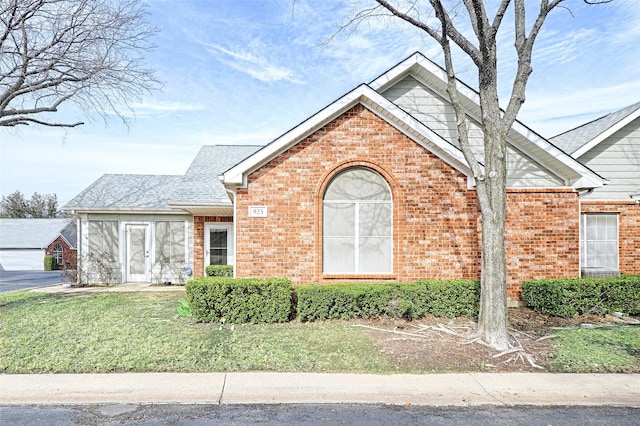 view of front of house featuring a front lawn