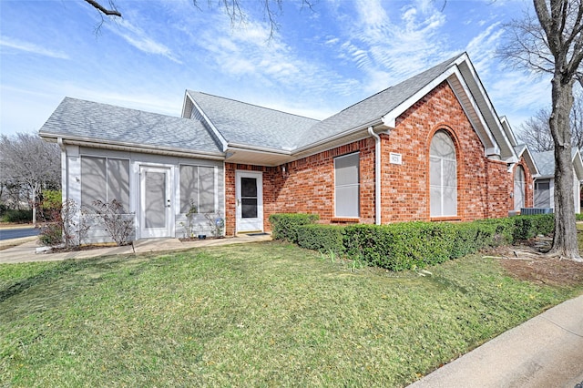 view of front of house featuring a front lawn