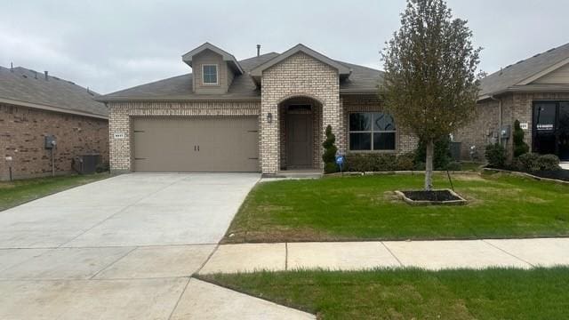 view of front of home featuring a garage and a front yard