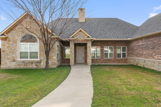 view of front of property featuring a front lawn