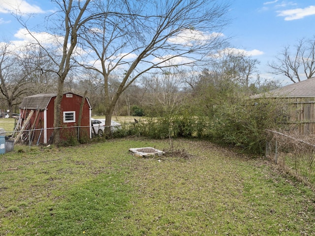 view of yard featuring a storage unit