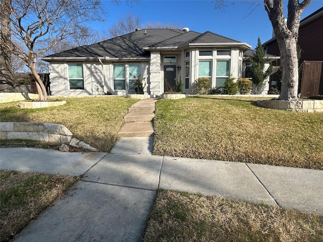 view of front facade featuring a front yard