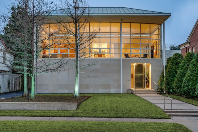 view of front of home featuring a front lawn