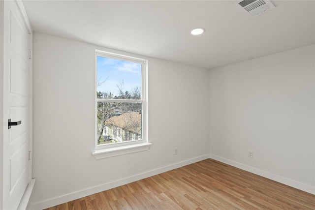 spare room featuring light wood-type flooring, baseboards, visible vents, and recessed lighting