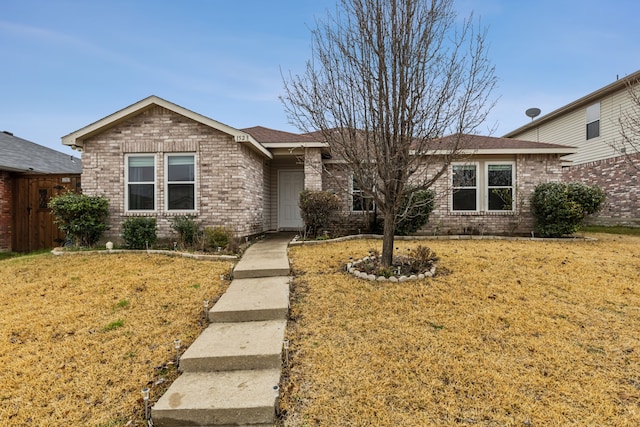 ranch-style house featuring a front yard