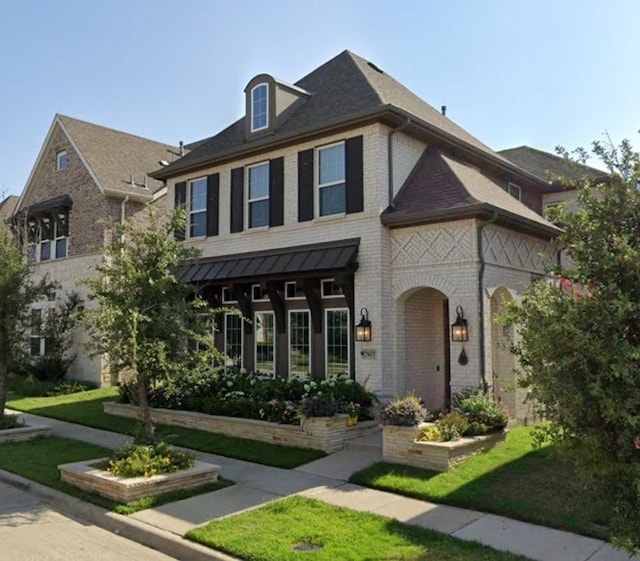 view of front facade featuring a front yard