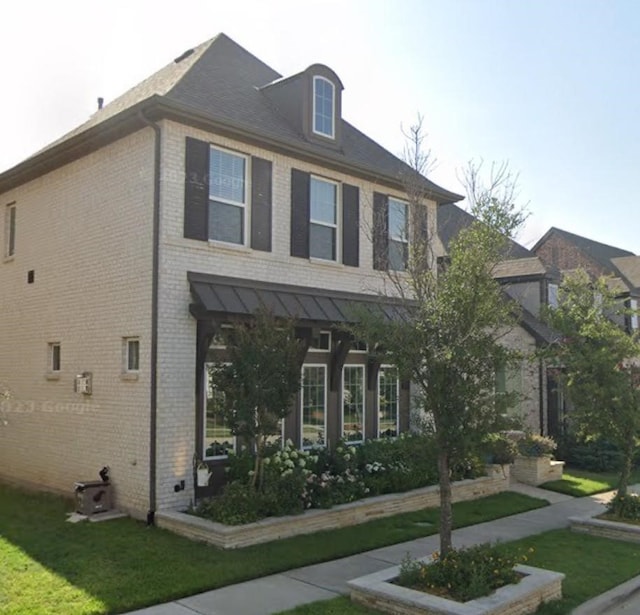 view of front of house featuring a front yard