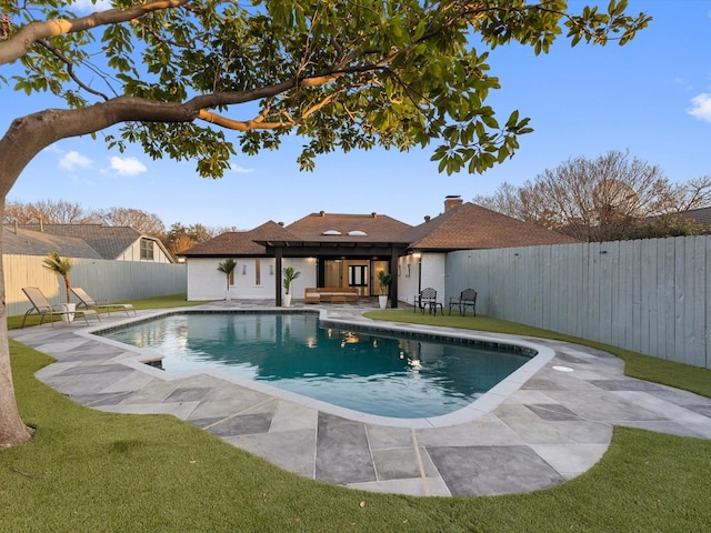 view of swimming pool with a patio and a lawn