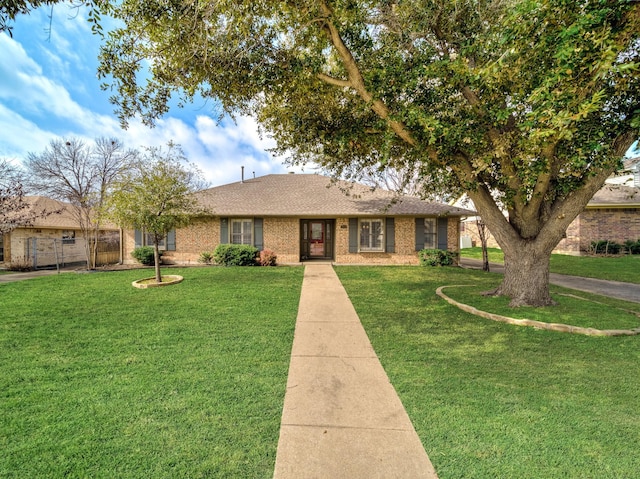 ranch-style house featuring a front lawn