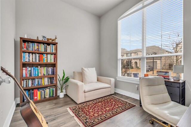 living area featuring ceiling fan, dark wood-style flooring, visible vents, and baseboards