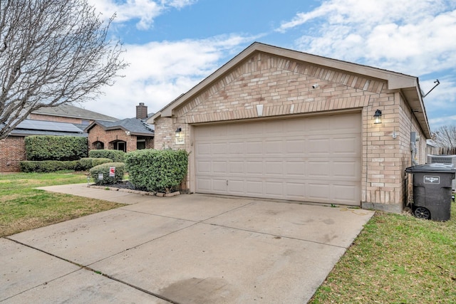 view of front facade featuring a garage and a front lawn