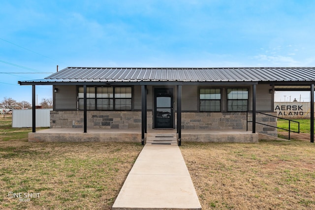 view of front of property featuring a front yard