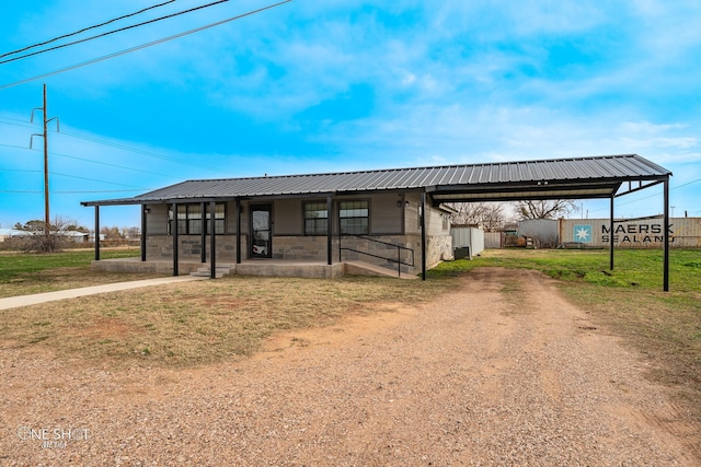 view of front of home featuring a front lawn