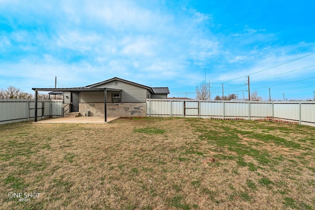 view of yard featuring a patio area