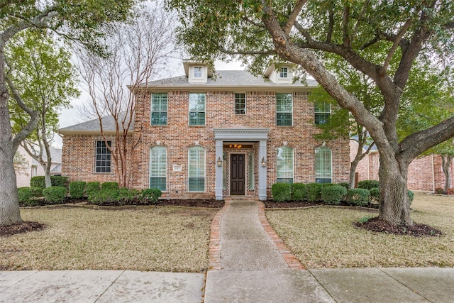 colonial inspired home featuring a front yard