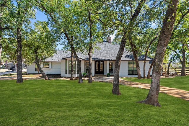 single story home featuring a front lawn