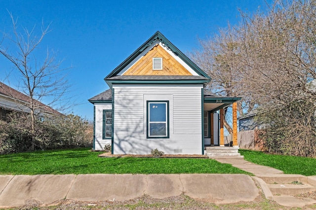 view of front facade featuring fence and a front lawn