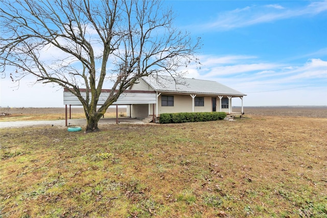 ranch-style house featuring a front yard