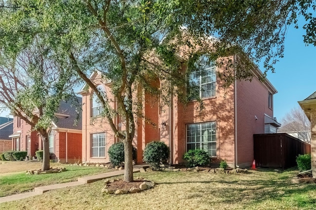 view of front facade with a front yard