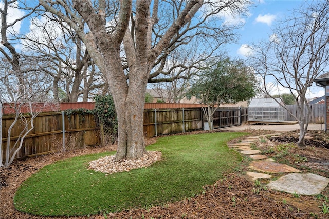 view of yard featuring an outdoor structure