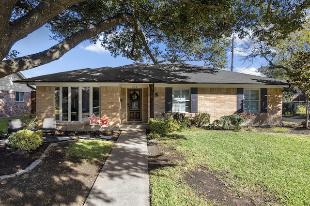 ranch-style home featuring a front lawn