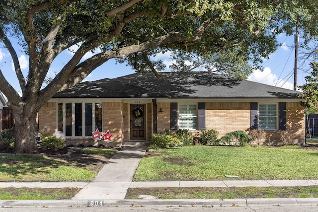 single story home featuring a front lawn