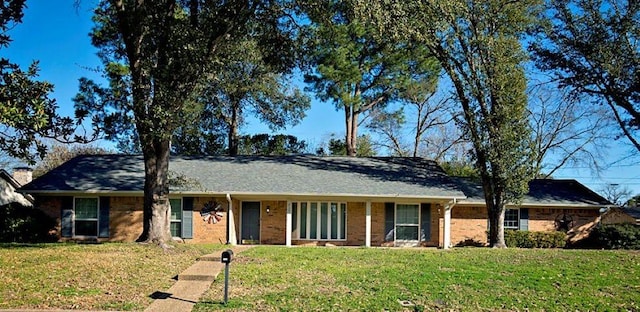 single story home with a front lawn