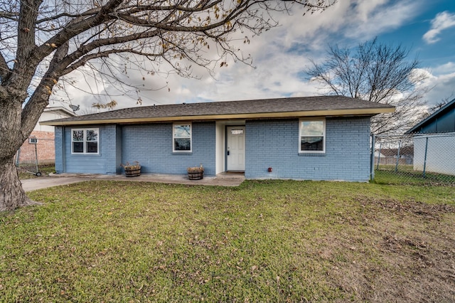 single story home with a front yard