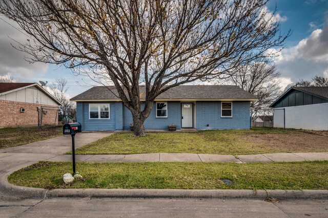 view of front of home featuring a front lawn