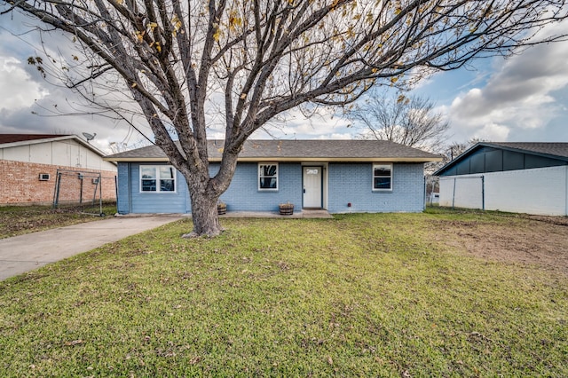 single story home with a front yard