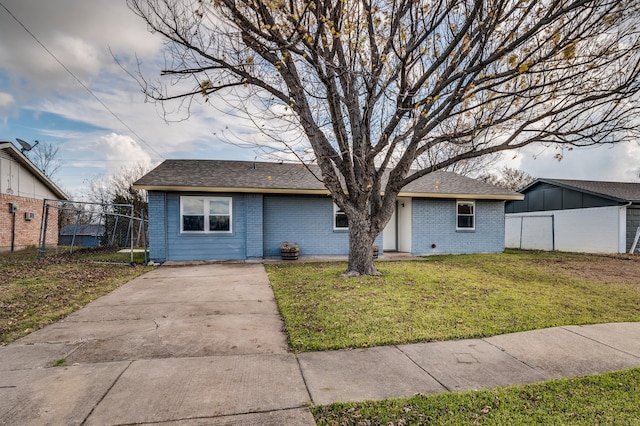 view of front of house featuring a front yard