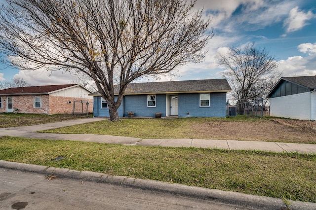 ranch-style home featuring a front lawn