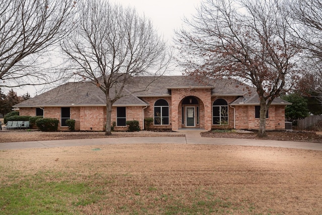 view of front facade with a front yard