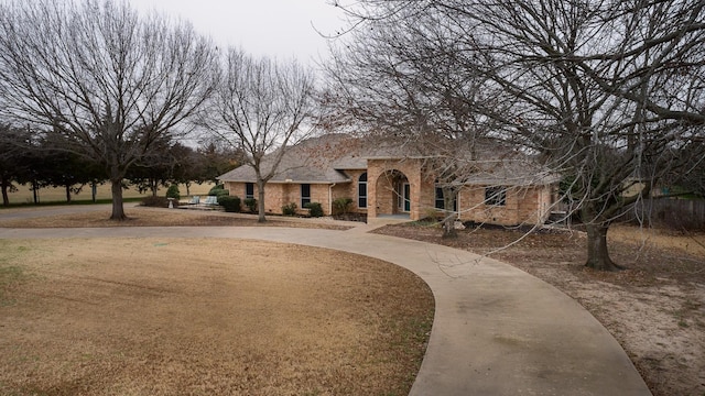 view of front of house featuring a front yard