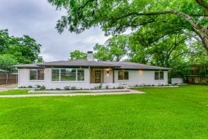 single story home with a front lawn