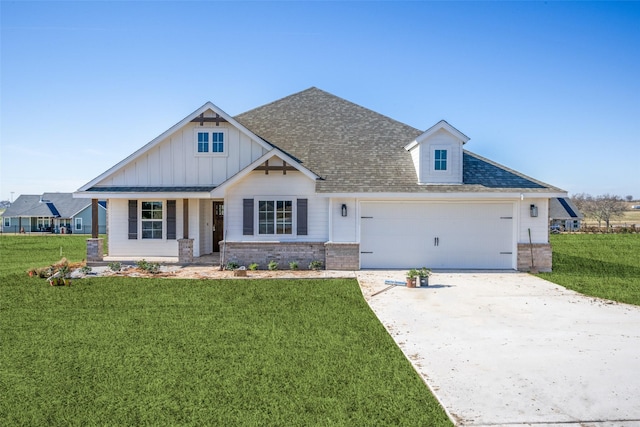 craftsman house featuring a front yard