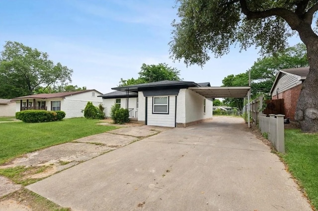 view of front of home featuring a front yard and a carport