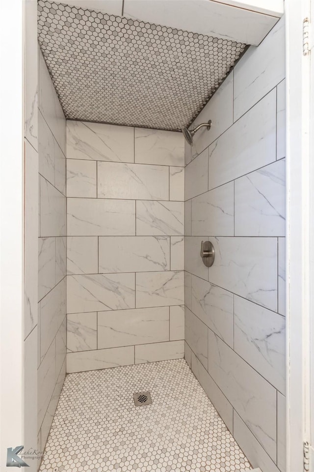 bathroom featuring tiled shower