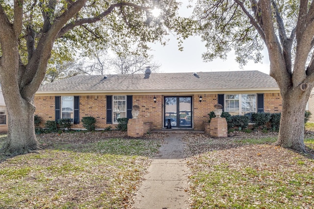 single story home with a front yard